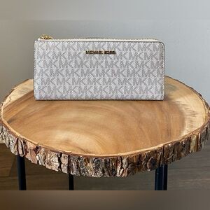 NWT Michael Kors Jet Set long Wallet- cream